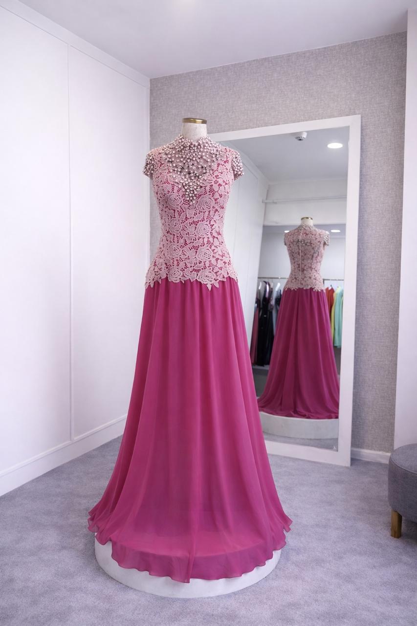 Vestido pink com corpete de renda e pedrarias