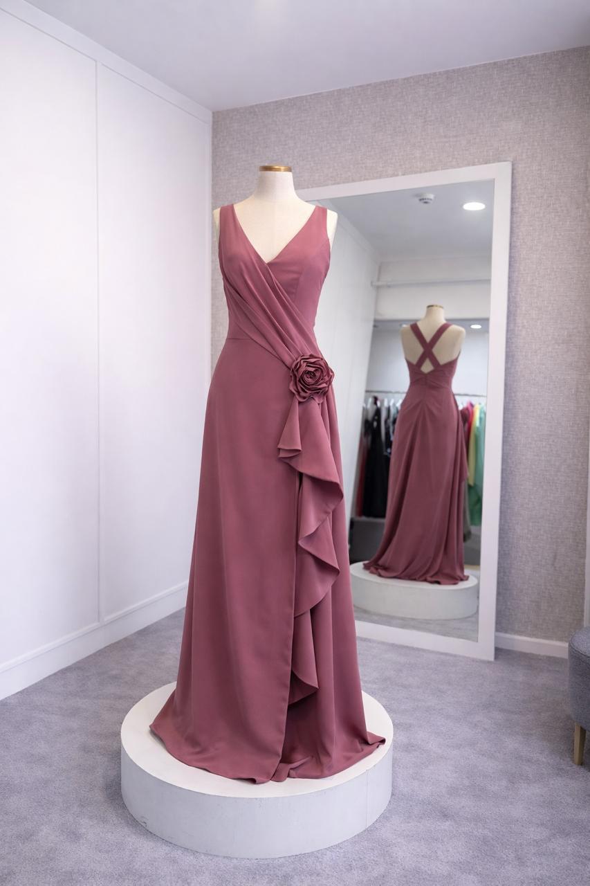 Rosé com Flor — Vestido transpassado rosé com flor artesanal e cascata lateral