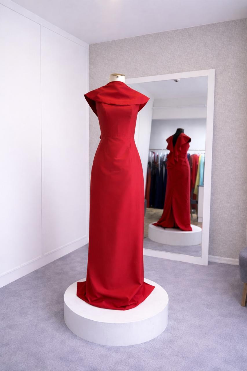 Vermelho Escultural — Tafetá vermelho com gola drapeada e corte estruturado com cauda